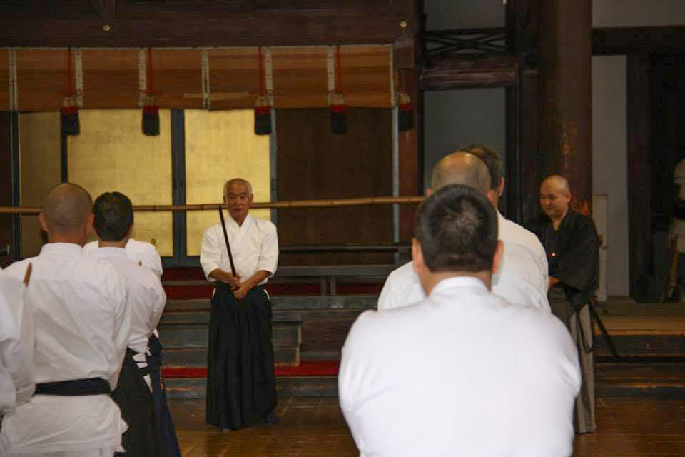 Sesión colectiva de instrucción con sable japonés en un dōjō