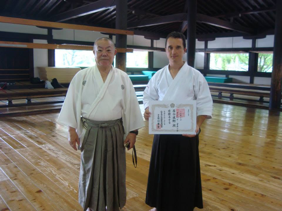 Fotografía junto al maestro certificador, mostrando el certificado de Toyama-ryū Iaidō