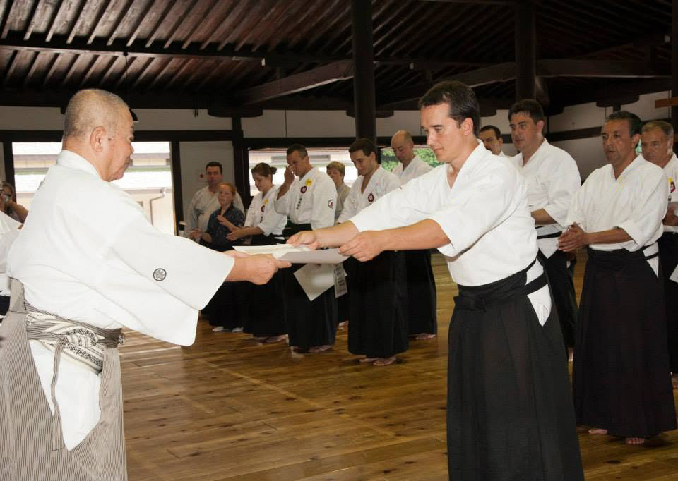 Momento de entrega de un documento de certificación de Toyama-ryū Iaidō en Japón